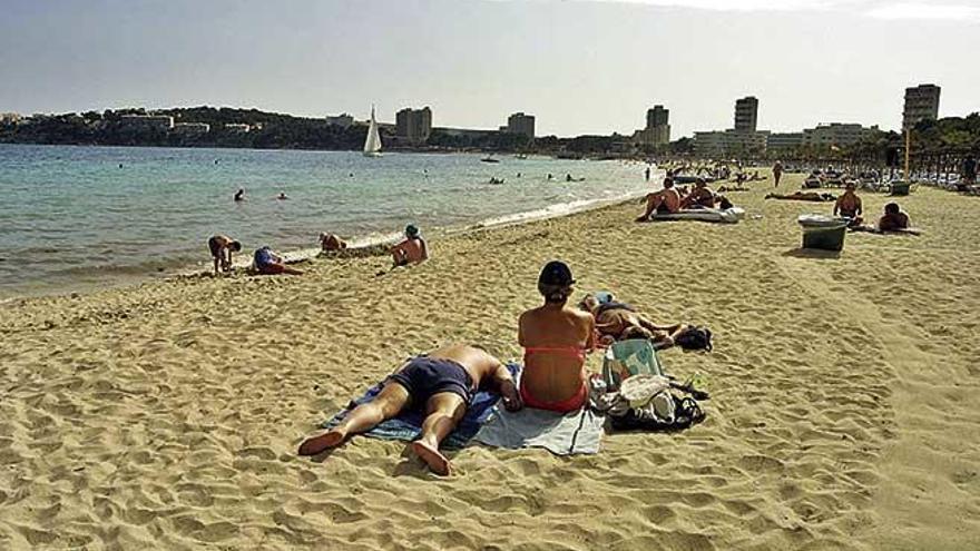 Una panorámica de la playa de Magaluf, uno de los arenales donde se instalará un wifi de alta velocidad.