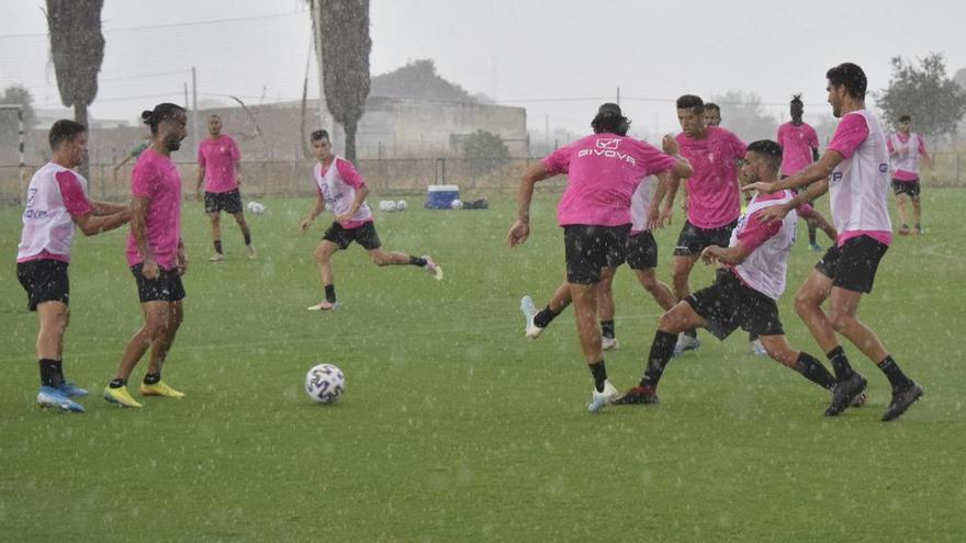 Una dura mañana bajo la lluvia para el Córdoba