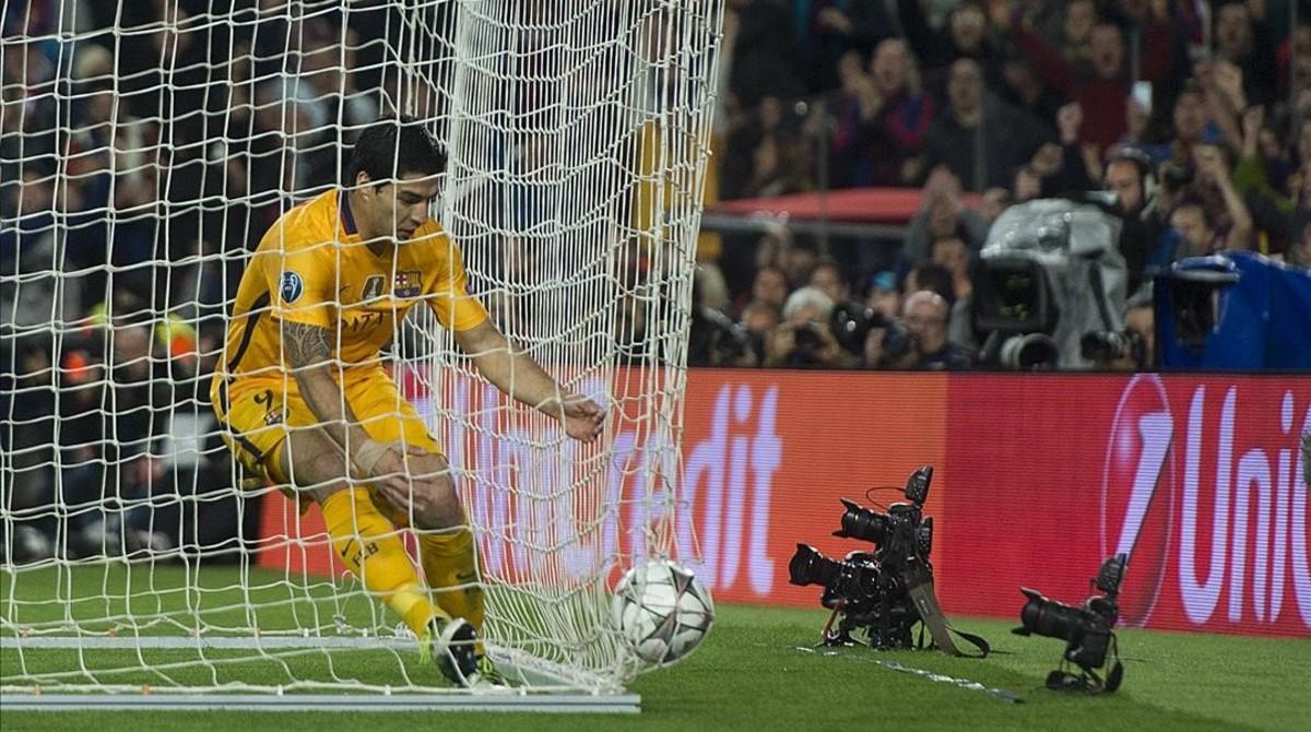 segea33429486 barcelona 05 04 2016 suarez recoge el bal 160405230333 segea33429486 barcelona 05 04 2016 suarez recoge el bal 160405230333