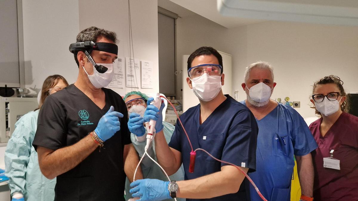 El equipo durante la intervención.