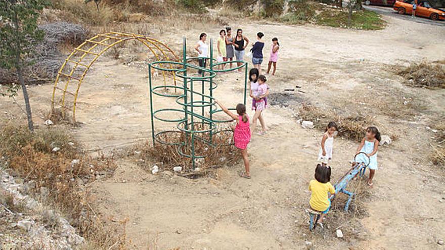 Imagen de varias niñas del barrio eldense Polígono 25 jugando en el parque a pesar de las pésimas condiciones de seguridad y la peligrosidad que ofrece.