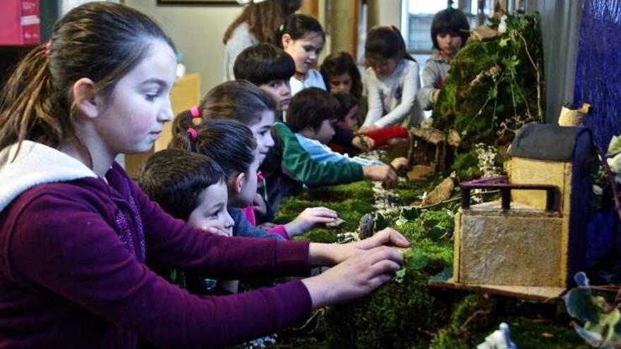 Niños, en el momento de montar el Belén.