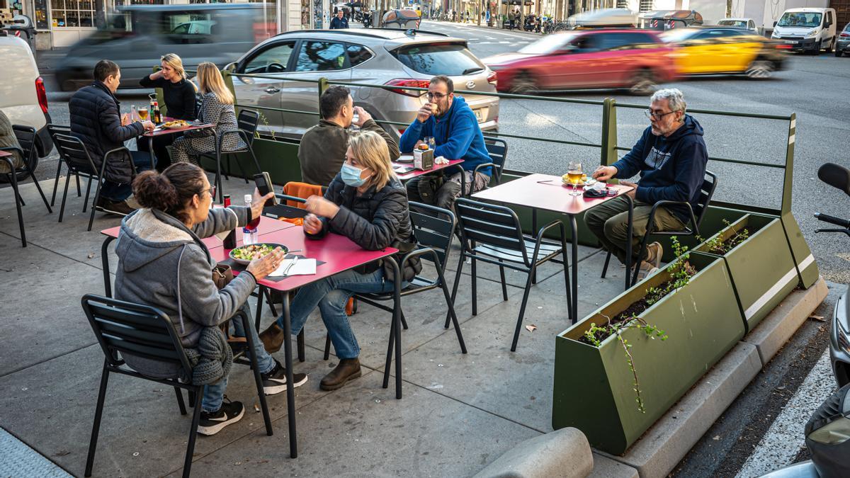 Prototipo de terraza de Leku Estudio, que ha estado a prueba en un establecimiento de la calle de Bailèn. 