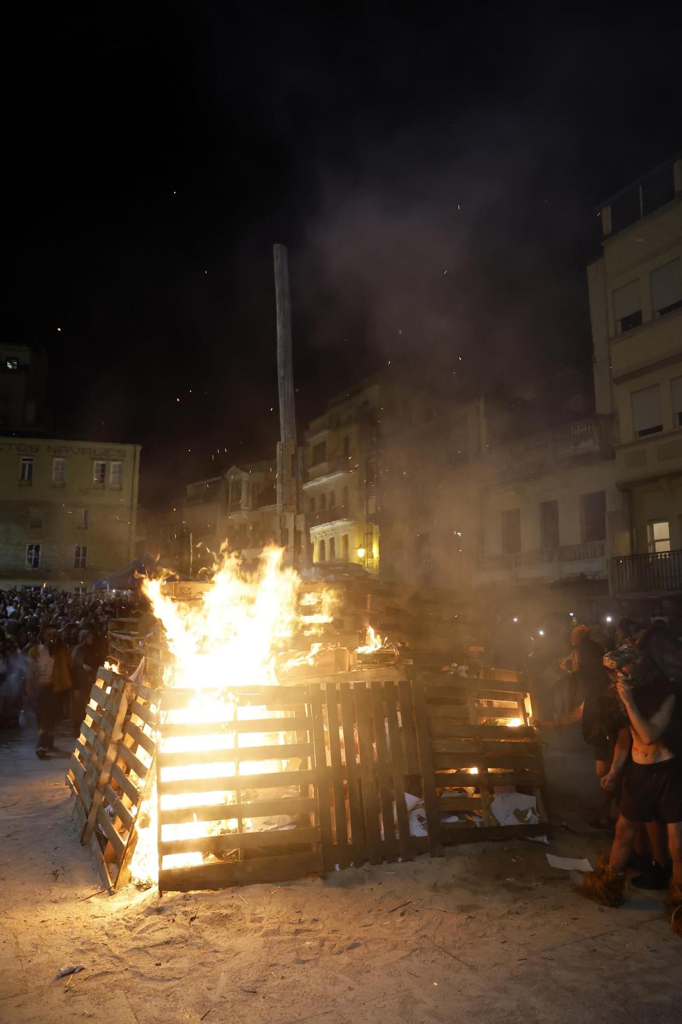 Ambientazo en las playas y plazas llenas para celebrar la noche meiga