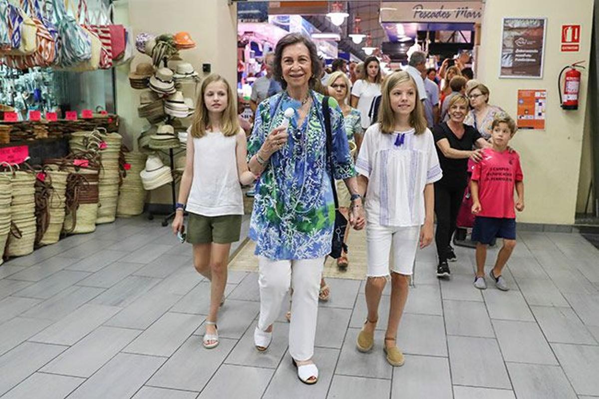 Leonor y Sofía con bermudas en Mallorca