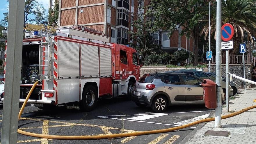 Desalojan un edificio en Santa Cruz de Tenerife por un incendio