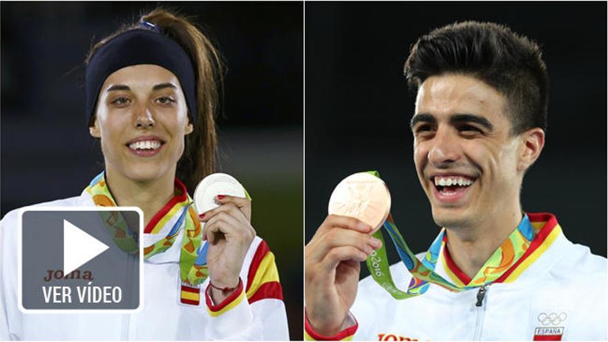 Eva Calvo y Joel González posan con sus medallas.