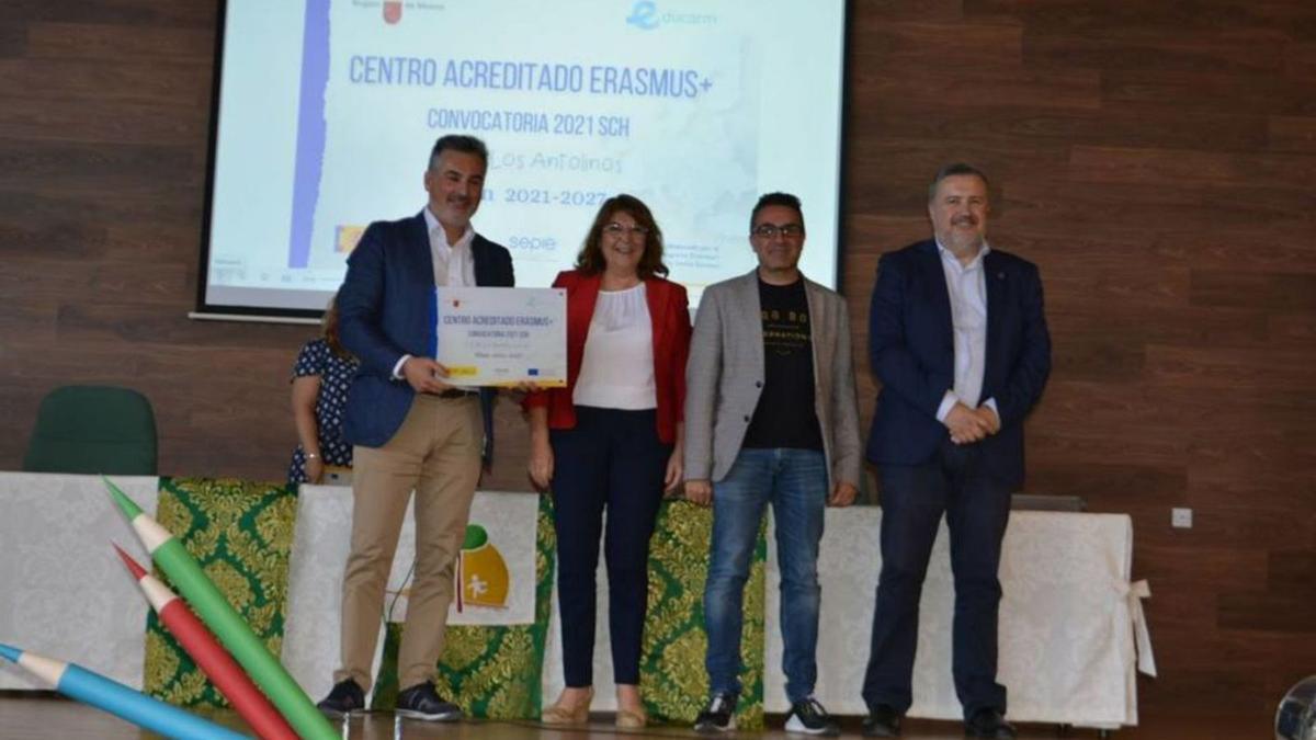 Entrega de placas de reconocimiento a los centros acreditados en la acción clave KA120. | L.O.