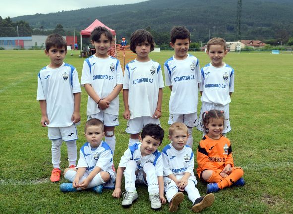 Un momento del torneo de fútbol base celebrado en Valga, que reunió a 1.200 espectadores.