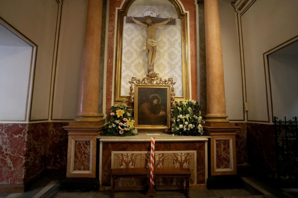 Puertas abiertas en la basílica el día de la festividad de la Virgen de los Desamparados.