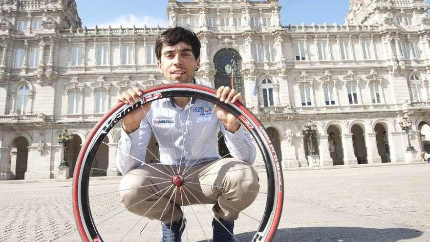 Pablo Torres posa frente al Ayuntamiento en la plaza de María Pita.