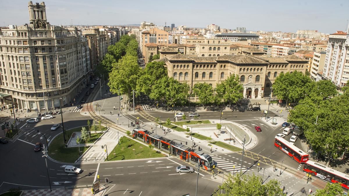 Tranvía y buses urbanos de Zaragoza en la plaza Paraíso de la capital aragonesa.