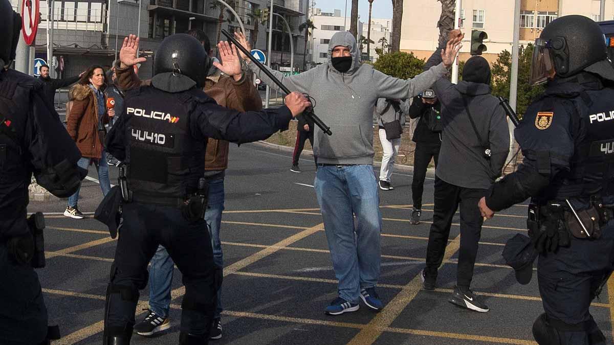 Enfrentamientos entre policía y trabajadores en la protesta del sector del metal en Cádiz