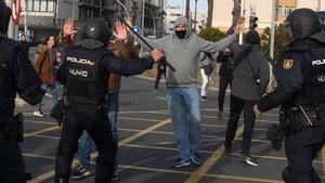 Disturbis a Cadis en la quarta jornada de vaga dels treballadors del metall