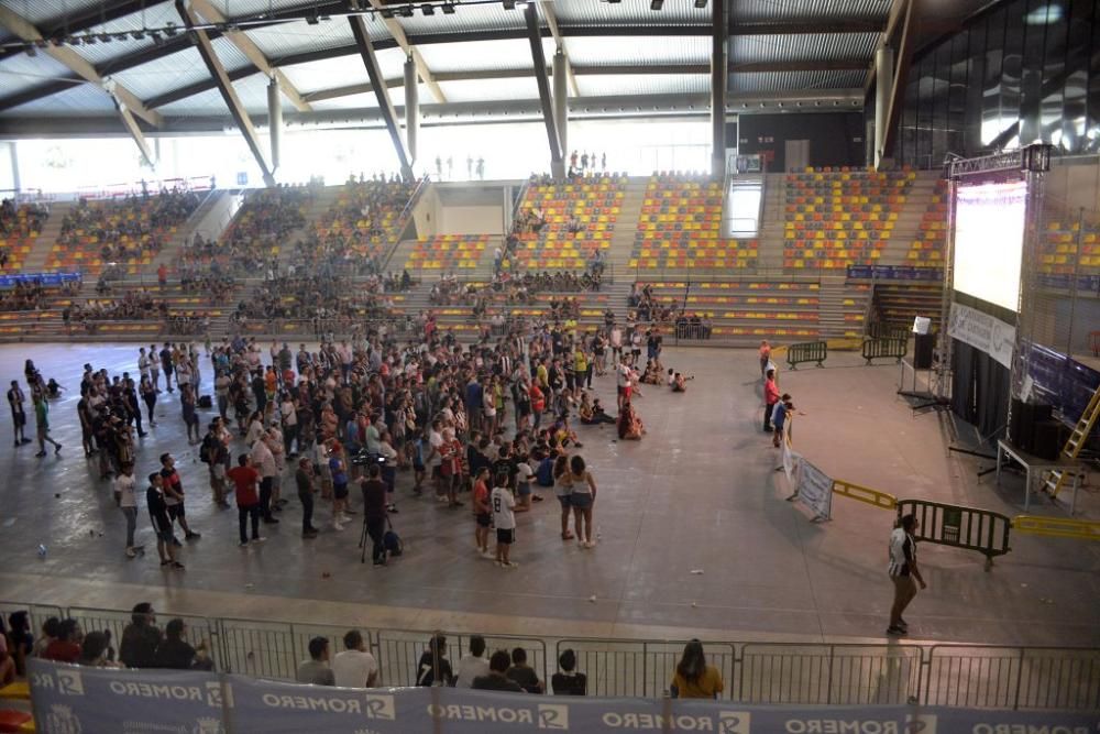 Los aficionados del Cartagena apoyan a su equipo en el Palacio de los Deportes