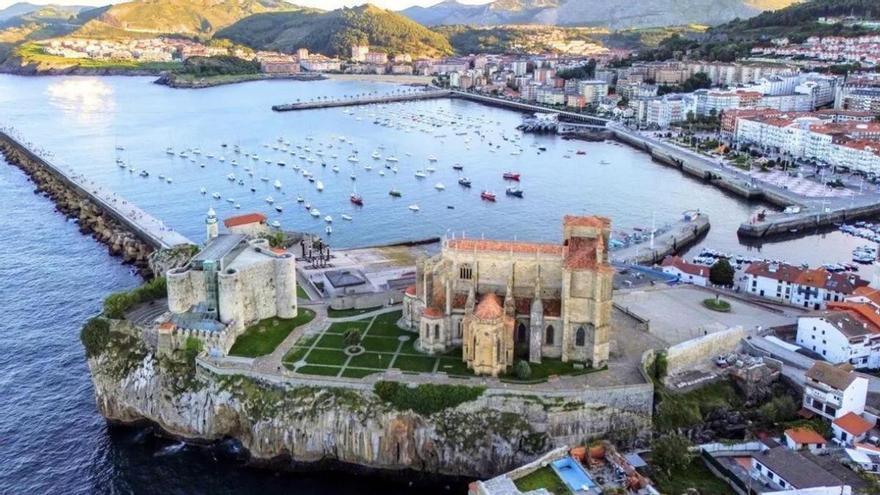 El pueblo del norte de España con murallas medievales que miran al Cantábrico: tiene un faro del siglo XIX, una estatua única y una gastronomía deliciosa