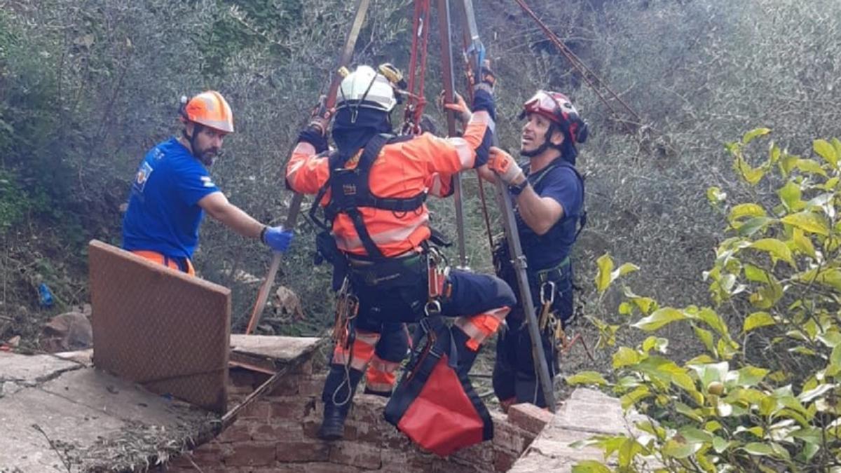 Miembros del Consorcio Provincial de Bomberos, durante el rescate del pozo en Cártama.