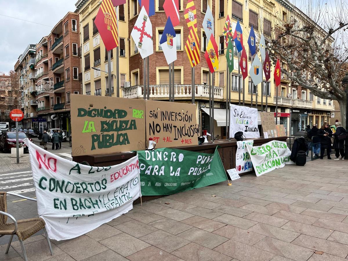 Carteles denunciando la falta de inversión en los colegios públicos de Aragón.