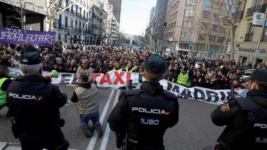 Protesta de taxistas, ayer, en el centro de Madrid. // Eduardo Oyana