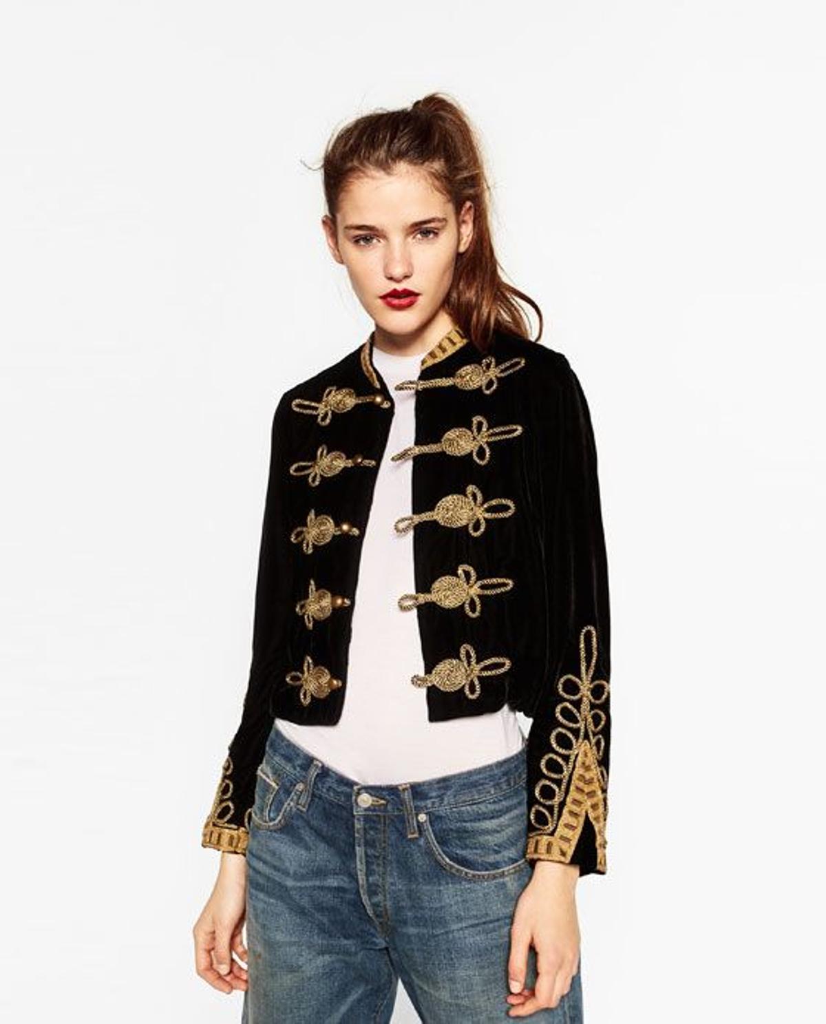 Chaqueta de terciopelo alamares de Zara (69,95€)