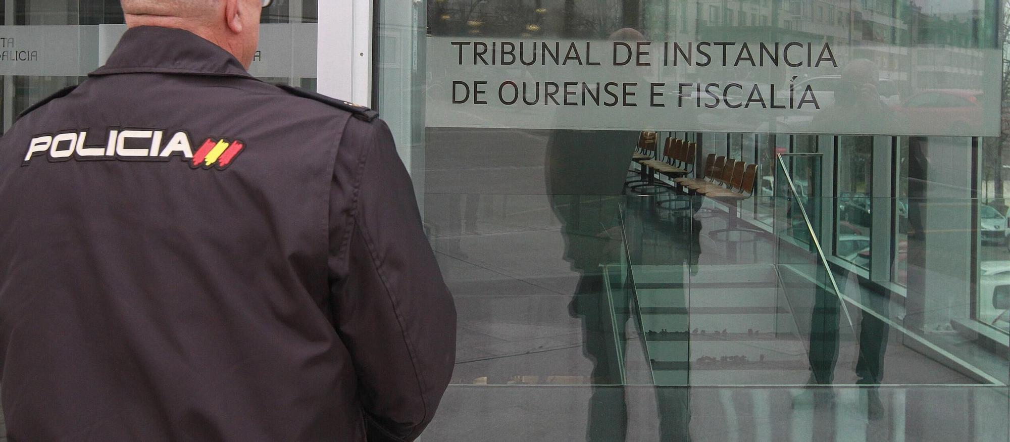 Zona de acceso al edificio judicial de Ourense.