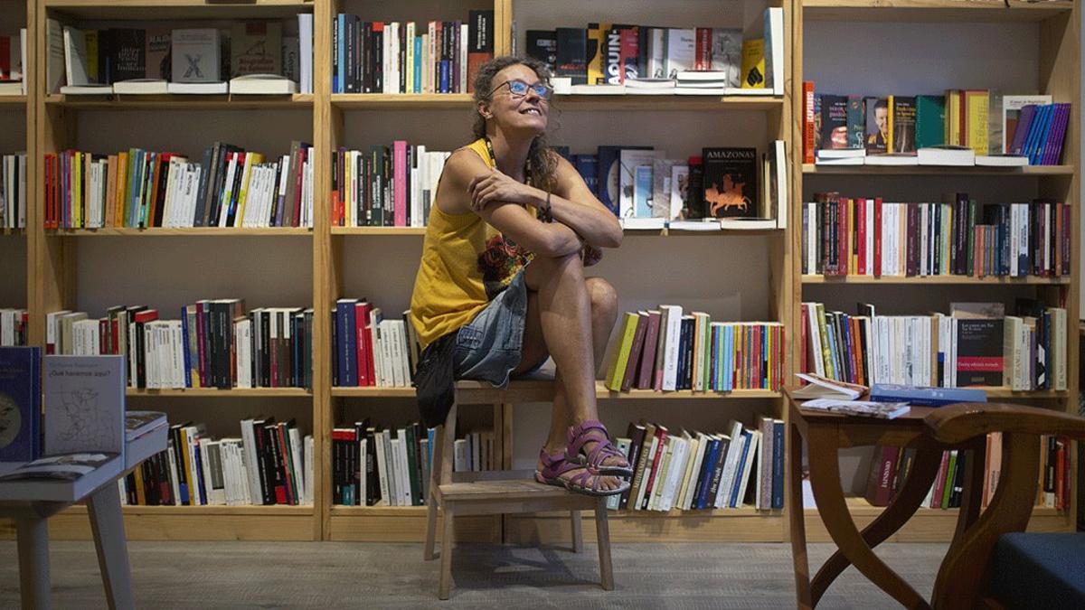 Elena González Matas, en su librería, Tòmiris, en la calle de Padilla de Barcelona, el pasado 19 de agosto