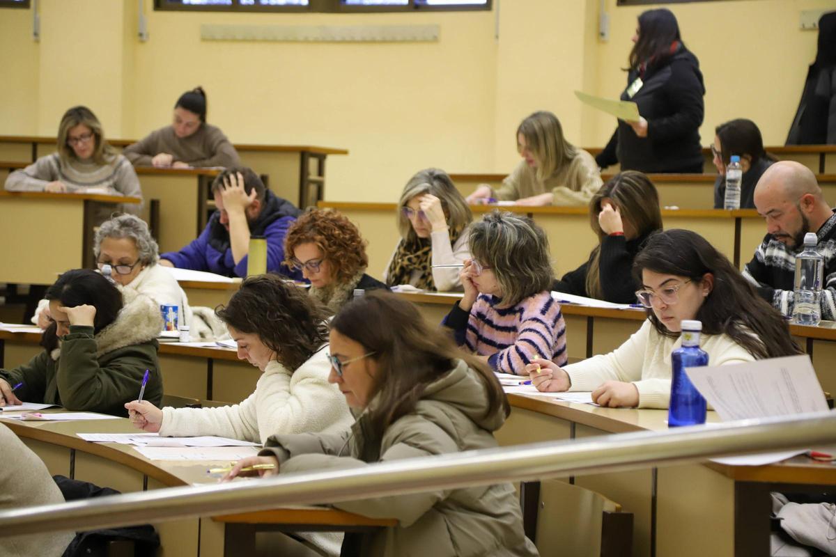 Fotogalería | Así se han desarrollado las oposiciones a celador del SES en Badajoz