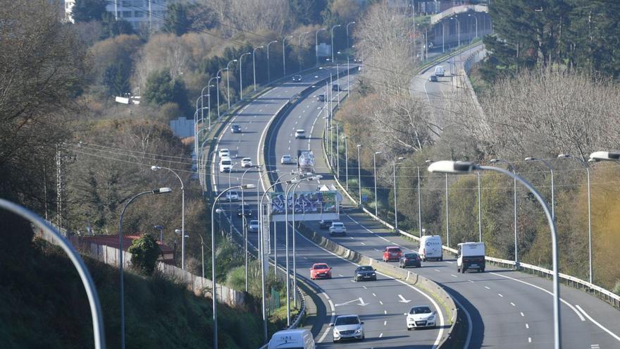 Autopista entre A Coruña y Santiago, a su paso por Cambre. | Carlos Pardellas