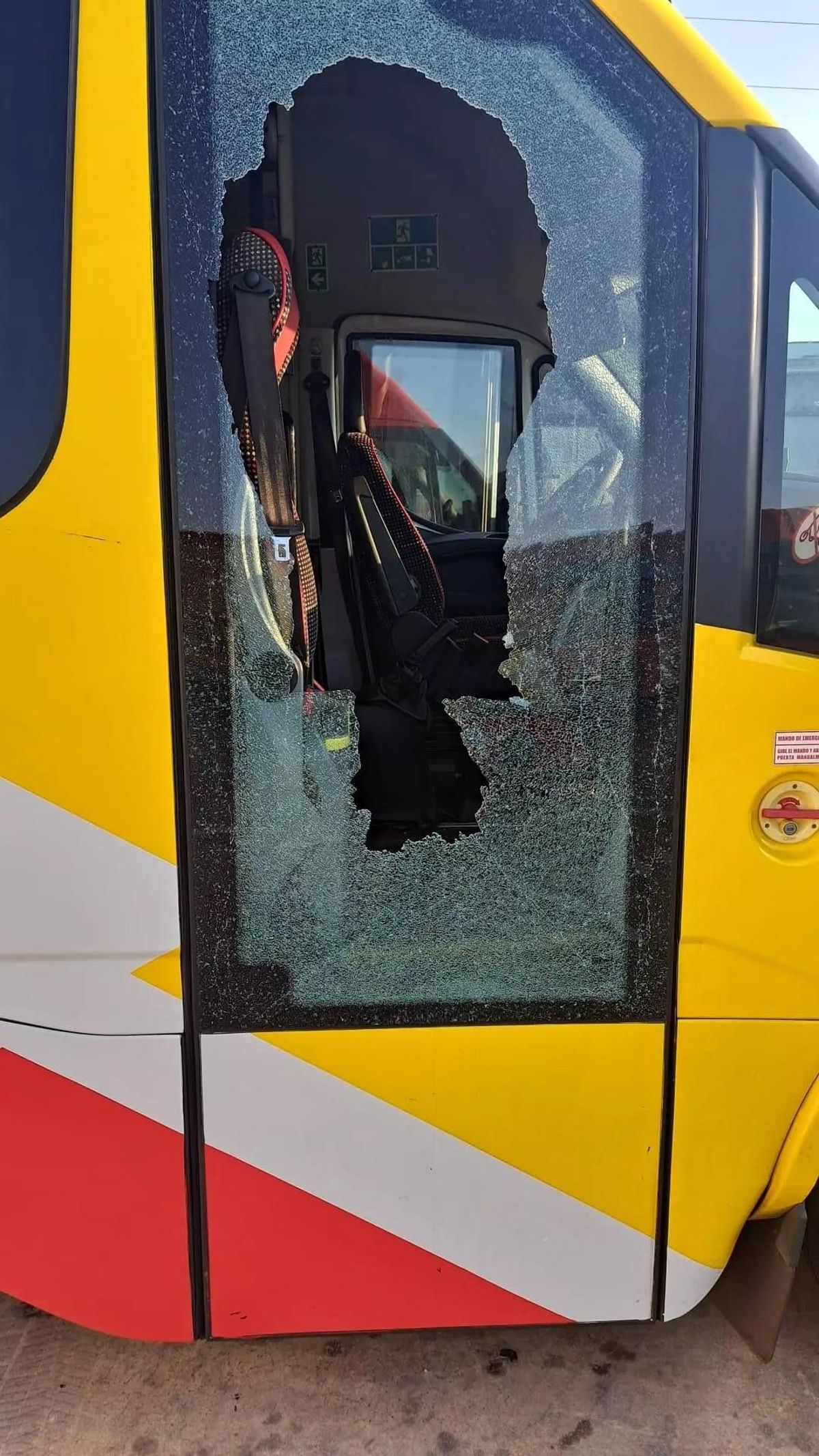 In Alcúdia wurden Steine auf mehrere Busse geworfen.