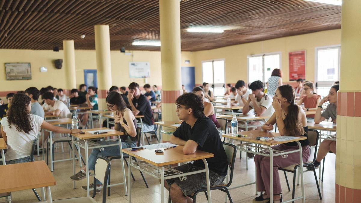 Video | Más de 5.800 alumnos inician la PAU en Extremadura con buenas sensaciones