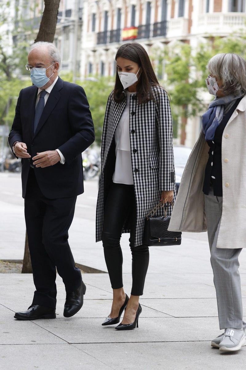 El look de La reina Letizia en la reunión de la Fundación RAE con pantalón pitillo, salones de tacón y abrigo de estampado vichy