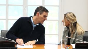 El presidente del Gobierno, Pedro Sánchez y la vicepresidenta segunda y ministra de Trabajo, Yolanda Díaz, durante el comité de crisis para el seguimiento de los efectos de la DANA, el sábado.