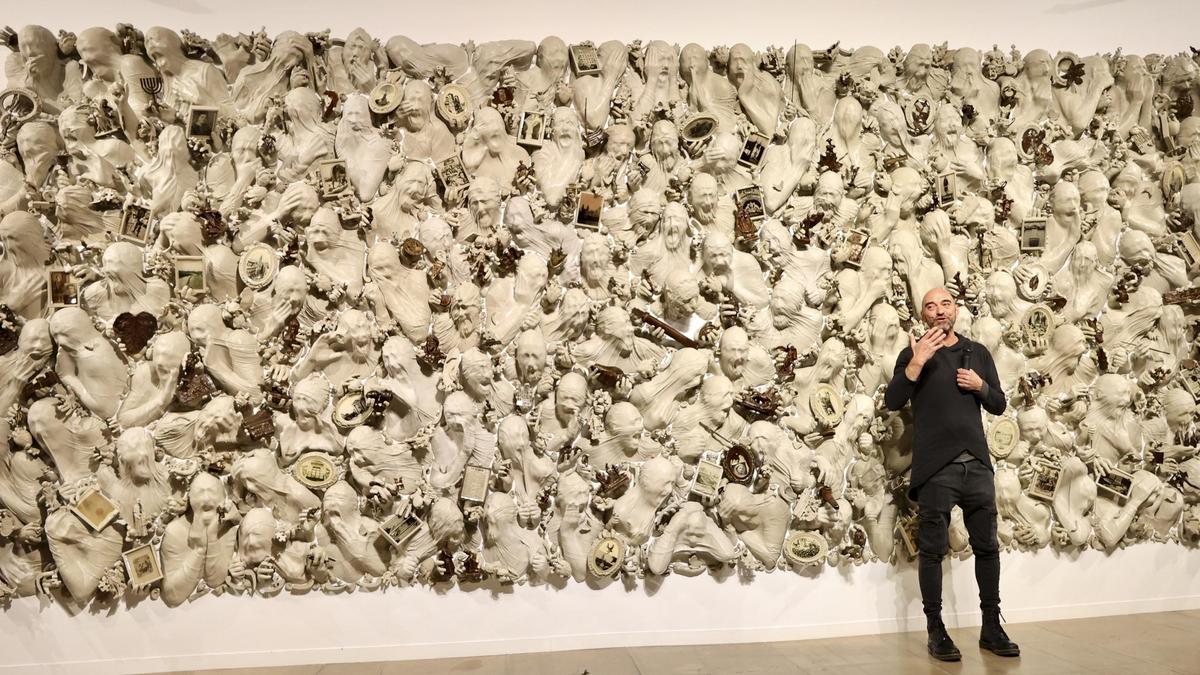 El artista Lidó Rico, en la presentación ayer de la obra escultórica monumental ‘Murcia: Piel y memoria’