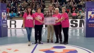 El Balonmán Cangas entrega a Adicam la recaudación del Día Mundial del Cáncer de Mama