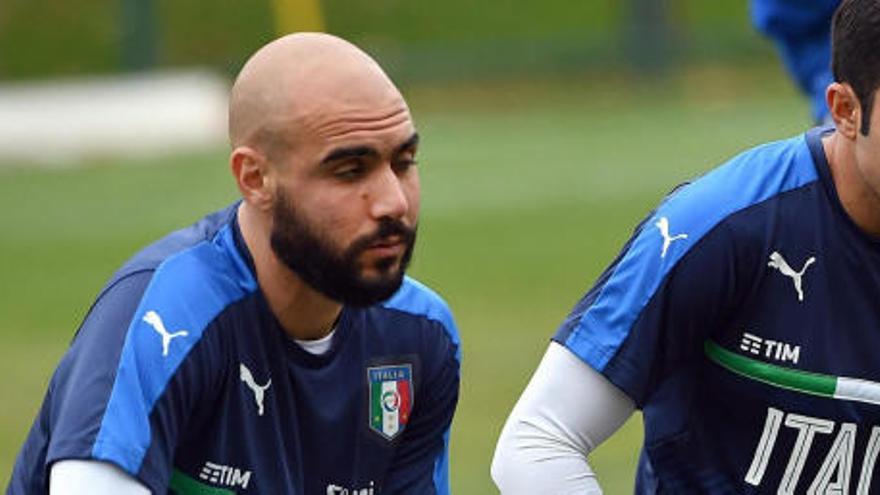 Zaza busca el gol con Italia.