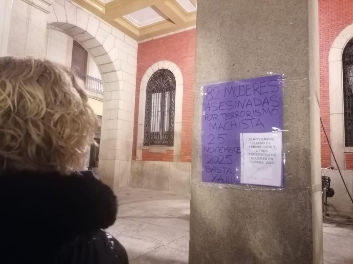 Una zamorana lee uno de los carteles que contabiliza los feminicidios de 2025 hasta el 25N.