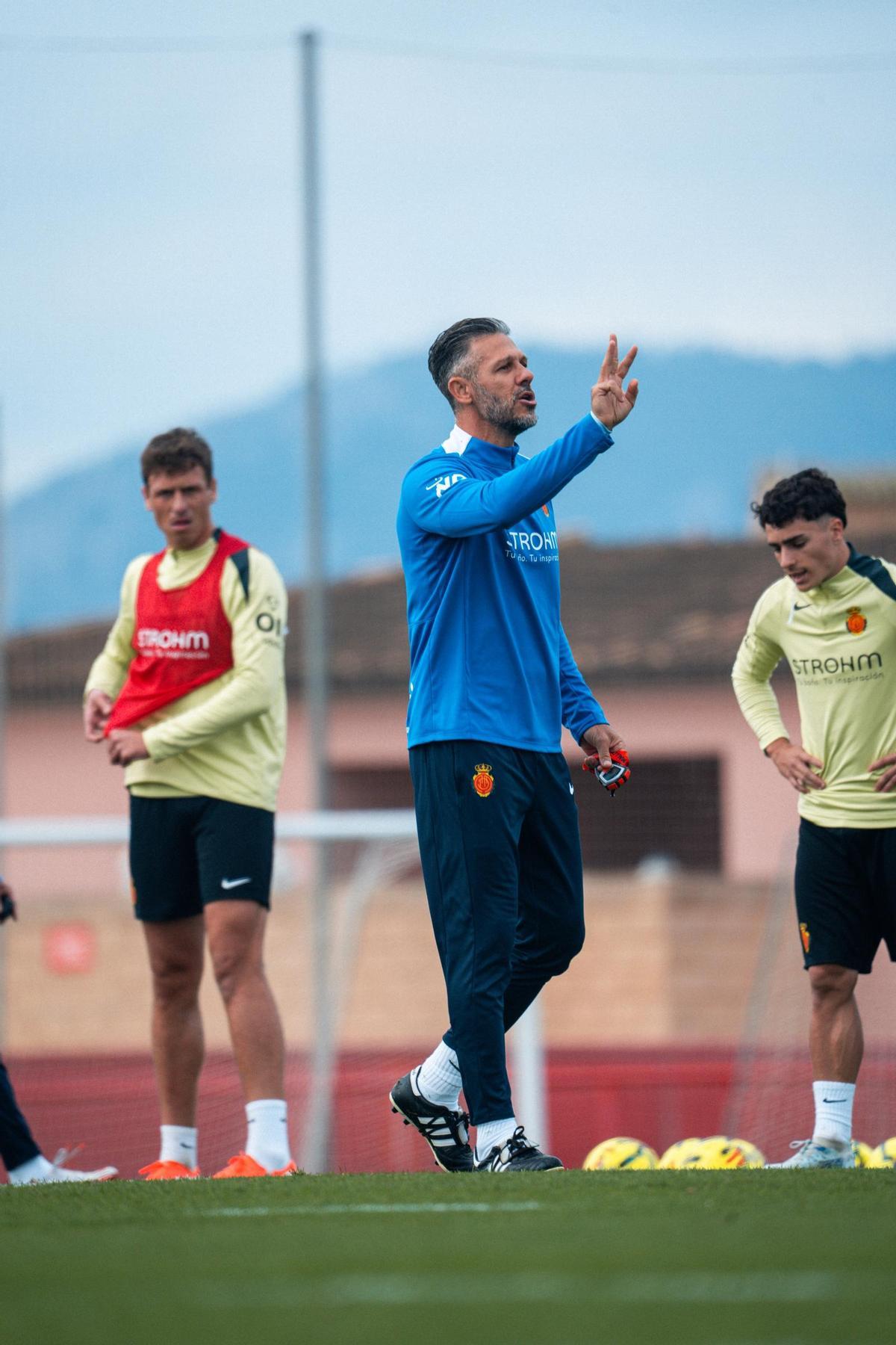 Demichelis da indicaciones ante Virgili y David López.