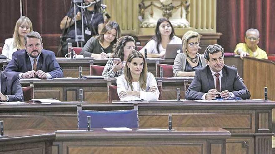 Margalida Prohens y Biel Company durante el discurso de Armengol en el Parlament.