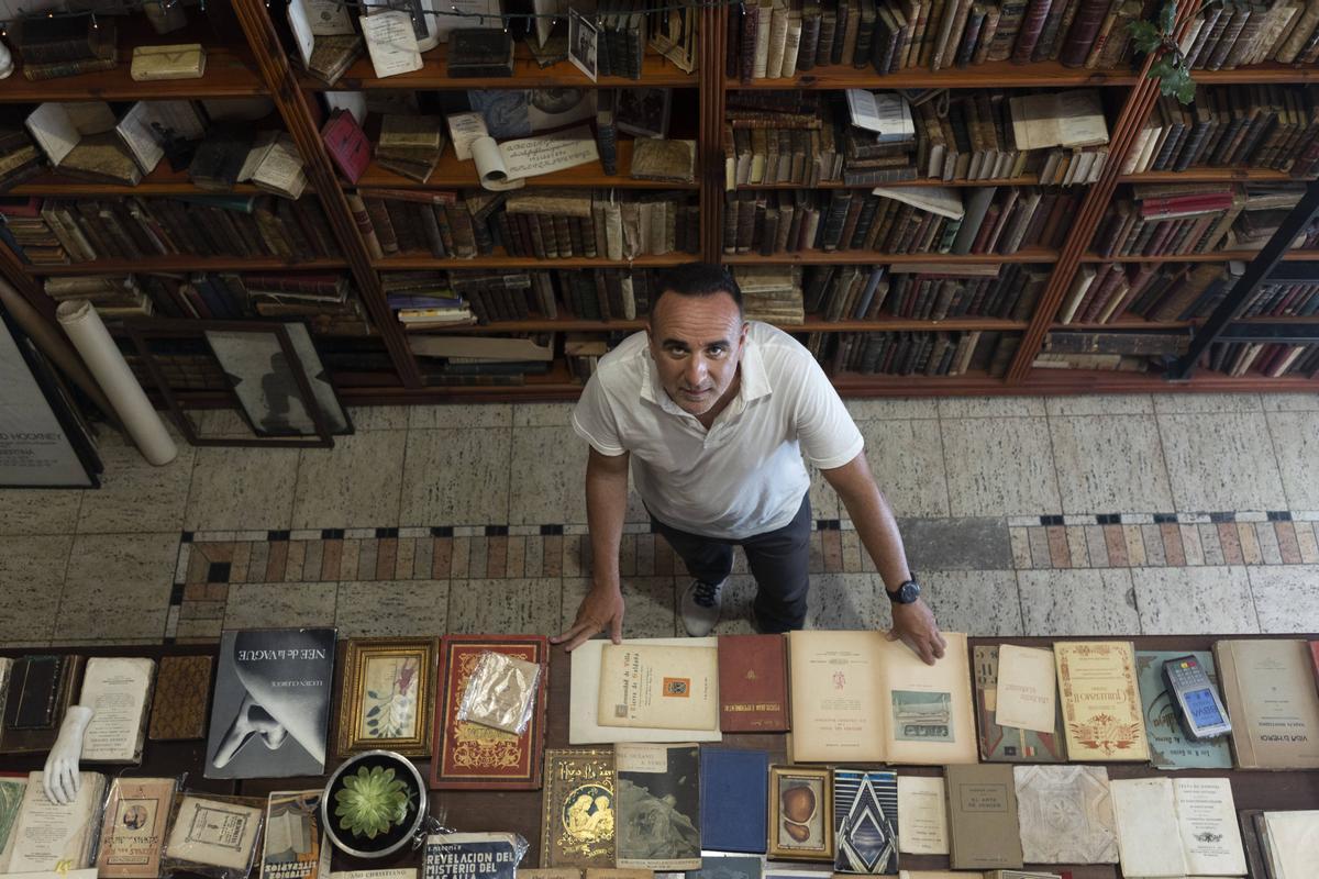 Valencia. VLC. Reportaje sobre las historias de personas anónimas que se recogen en las cartas antiguas que colecciona el bibliógrafo Rafael Solaz