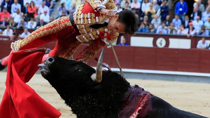 Caballero se lleva una cornada