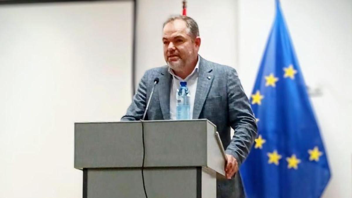 Carlos Paniceres, durante su intervención en el Hogar del Pensionista de El Berrón