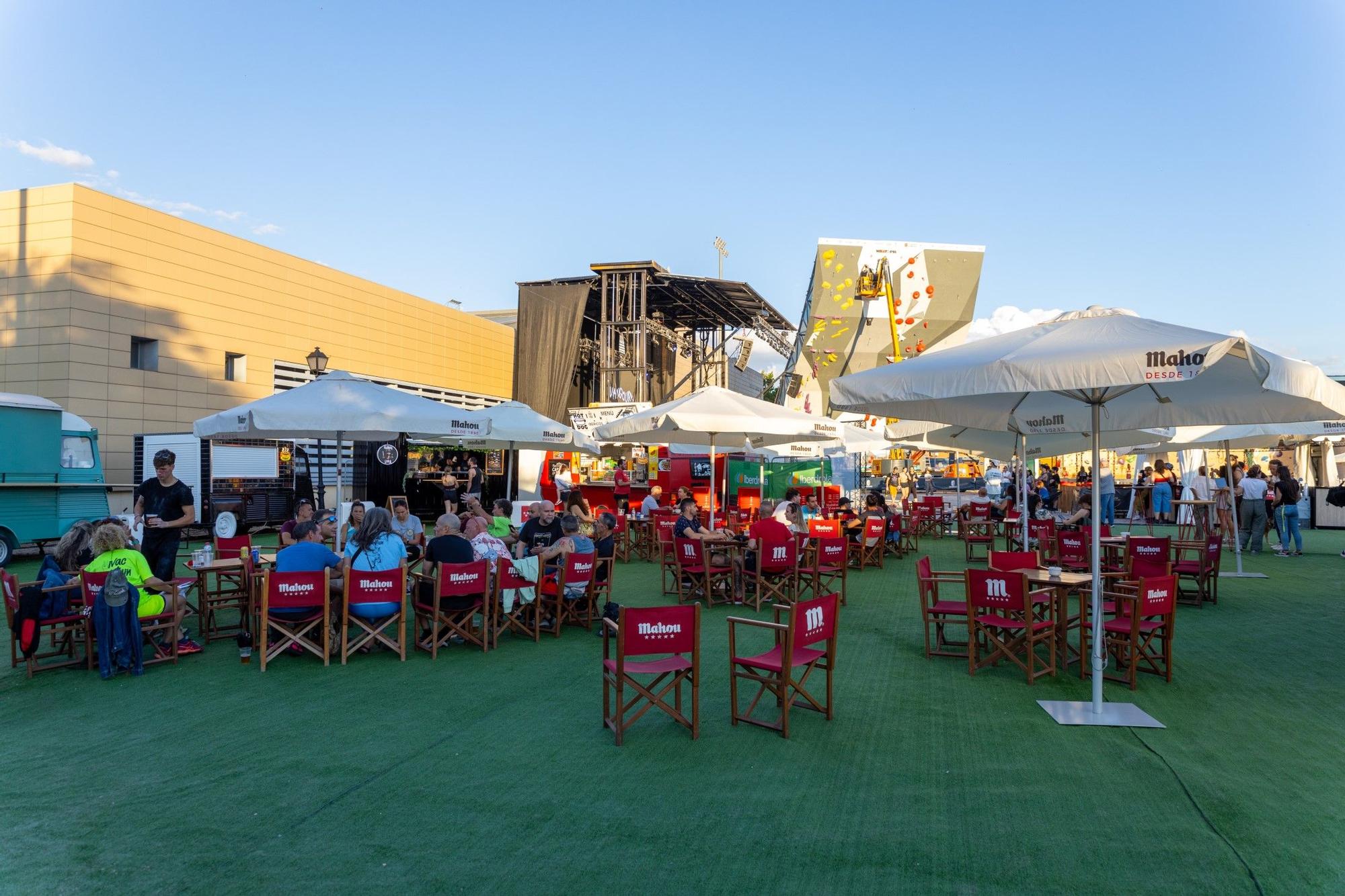 Las instalaciones de Climbing Madrid, con zona de descanso, el escenario y la pared de escalada profesional.