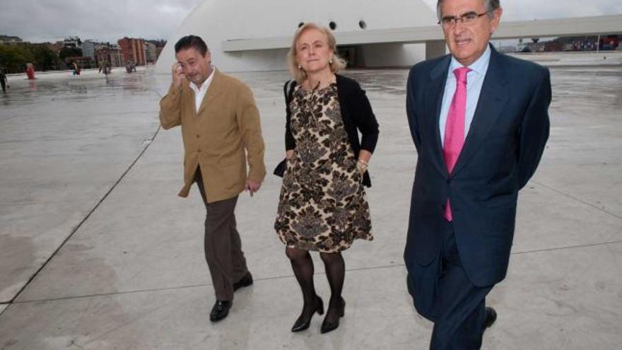 Joaquín Aréstegui, Mercedes Fernández y Ovidio Sánchez, en la plaza del Niemeyer.