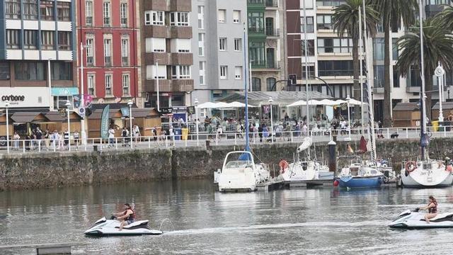 Motos de agua, ayer, en el puerto deportivo. | JUAN PLAZA