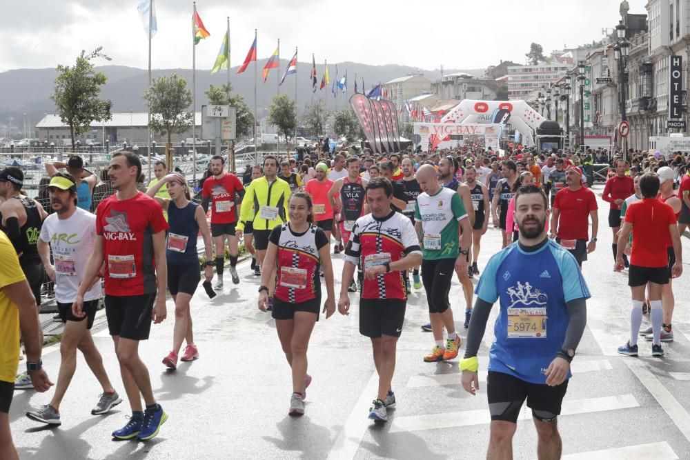 Llegada a Baiona de los cerca de 5.000 corredores participantes en la Vig-Bay