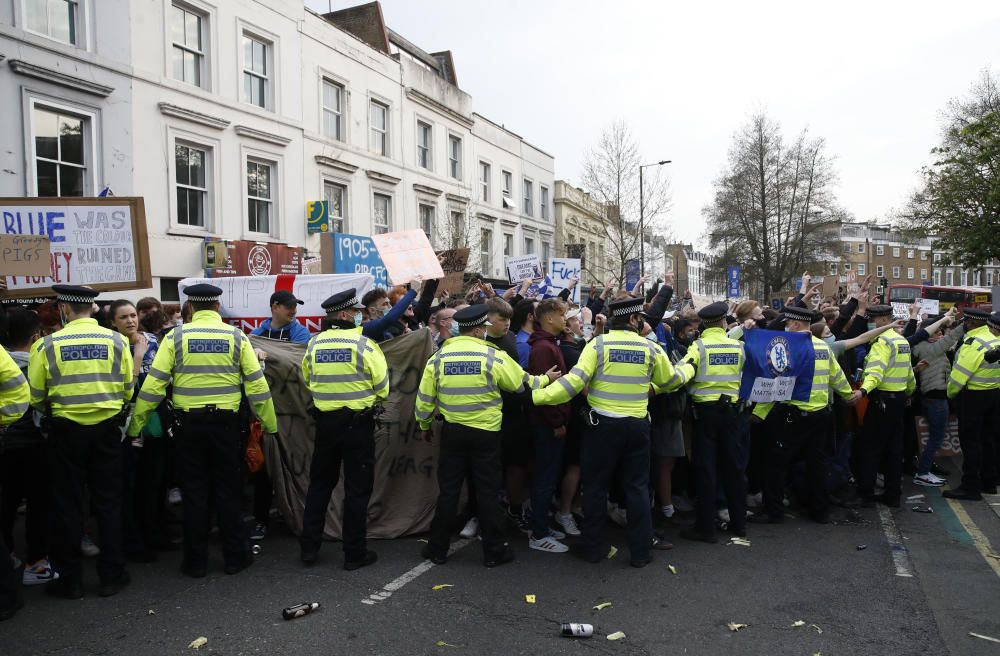 Manifestaciones en Stamford Bridge de los aficionados del Chelsea contra la Superliga