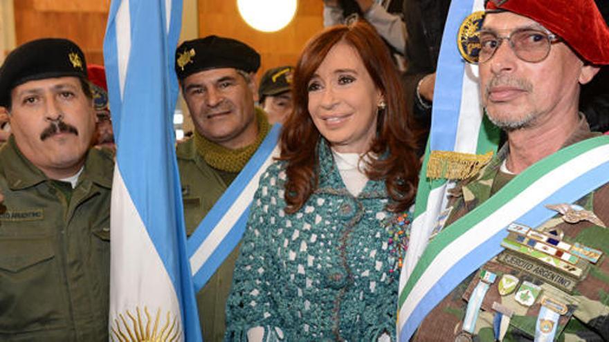 La presidenta argentina, con veteranos de la guerra en Ushuaia.