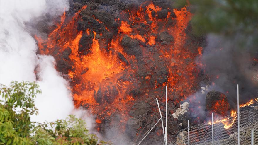 La montaña de Todoque frena el paso de la lava del volcán de La Palma hasta el mar