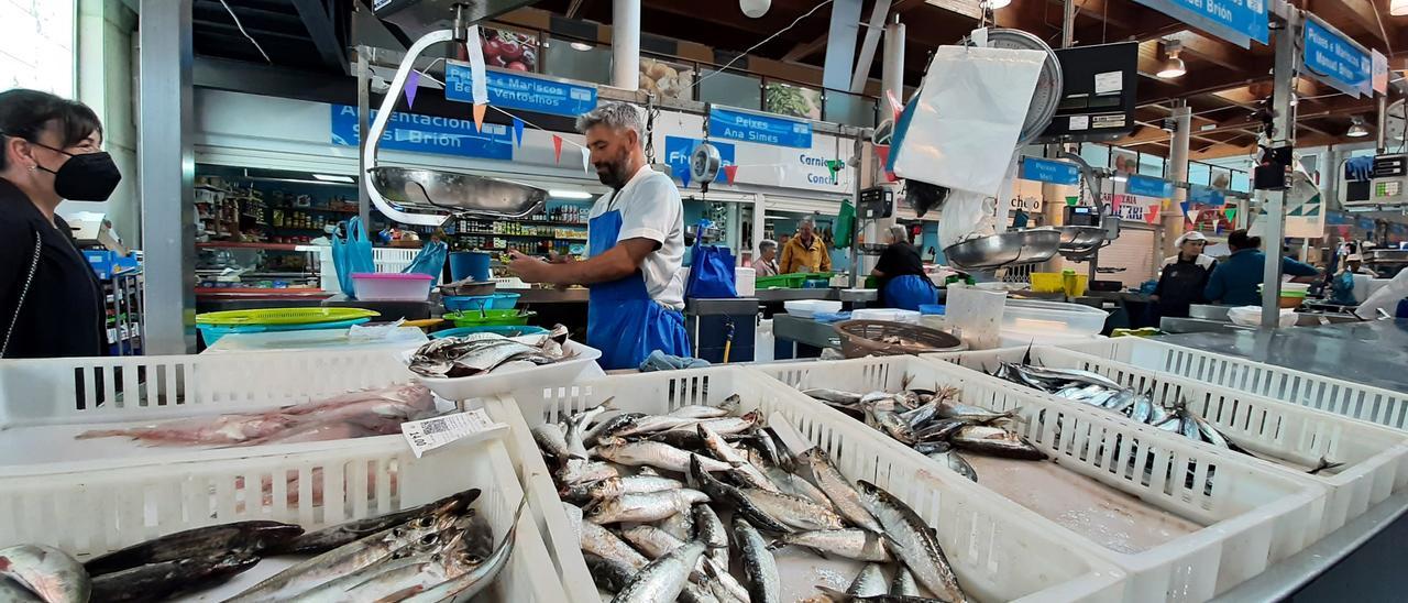 El puesto de Pescados Chapi, en Bueu, ayer con sardinas en primer término.