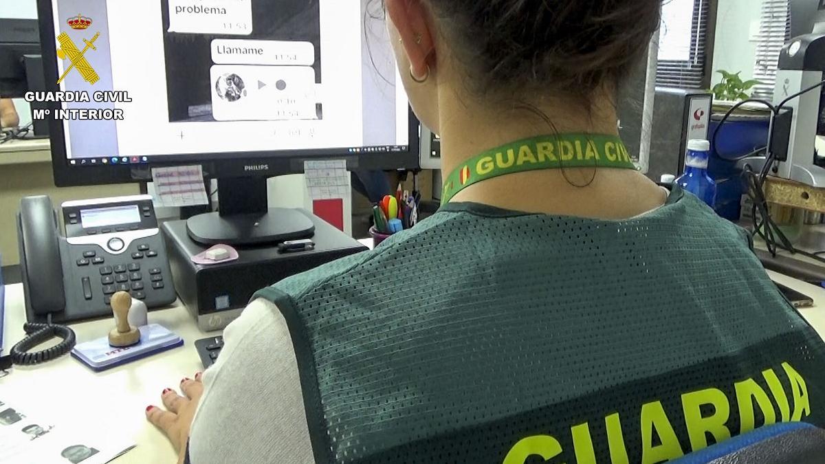 Una agente del Equipo de Delitos Tecnológicos como el Equipo de la Guardia Civil en Granada.